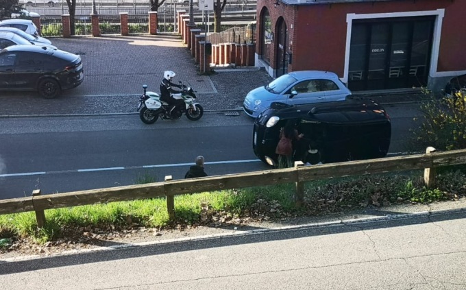 San Mauro, auto ribaltata davanti al Comune