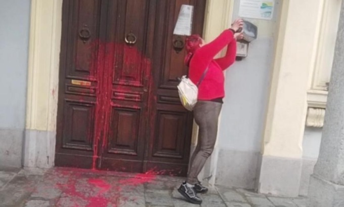 “Dov’è mio figlio?”: mamma imbratta per protesta l’ufficio dei Servizi sociali – VIDEO