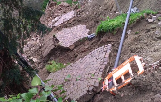Maltempo e disagi in Collina: a Bussolino frana la piazzetta della chiesa