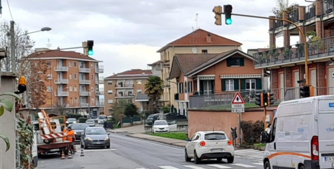 A Gassino lavori in corso per sostituire un semaforo