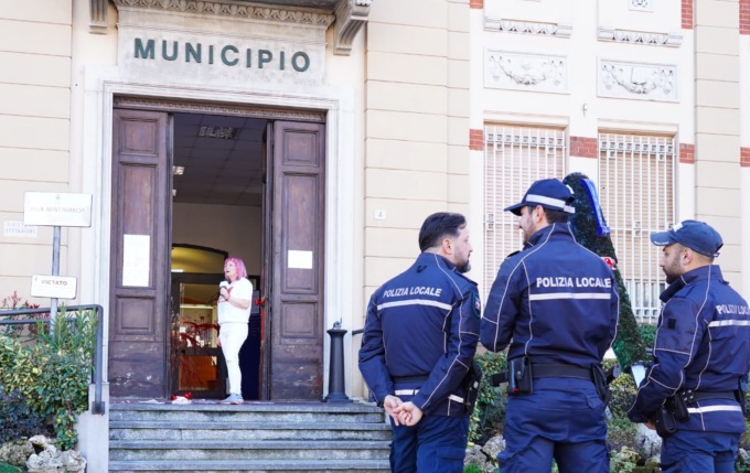 “Dov’è mio figlio?”: nuova protesta a colpi di vernice e stavolta tocca al municipio
