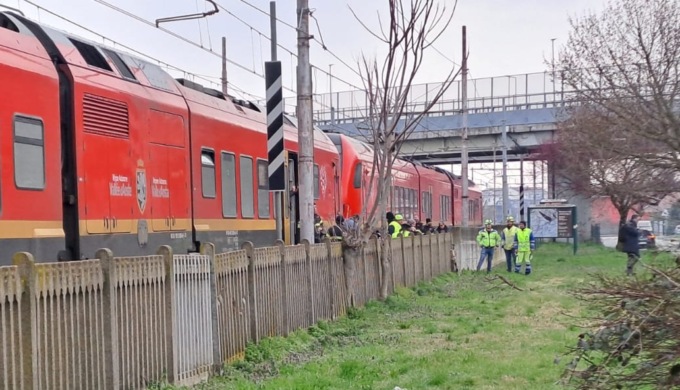 Donna morta sui binari a Settimo: traffico ferroviario in tilt