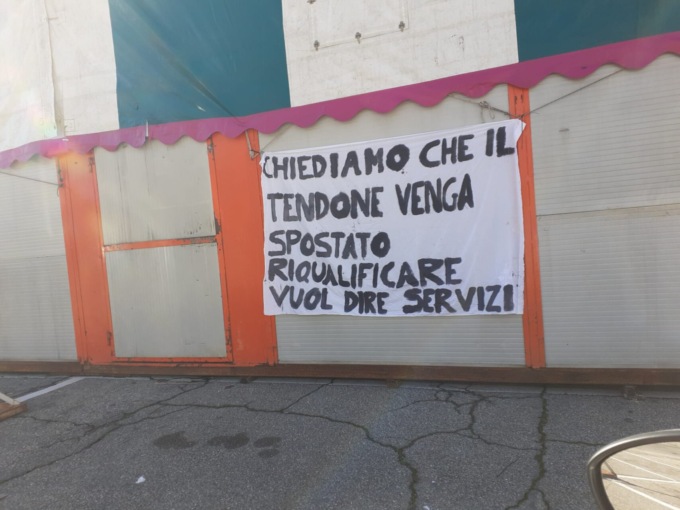 La tendostruttura continua a dividere: è comparso anche uno striscione di protesta
