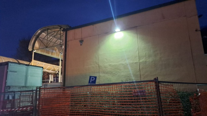 Ripulita in poche ore la scuola imbrattata dai no vax a Castiglione