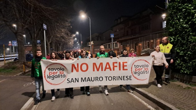 A San Mauro centinaia di fiaccole accese per la legalità