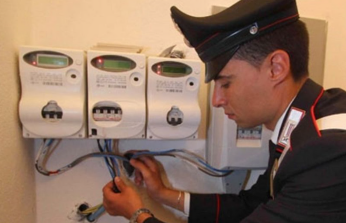 Si allacciano abusivamente a un condominio: denunciati
