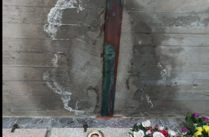 Infiltrazioni al cimitero tra calcinacci che cadono e loculi “segnati”