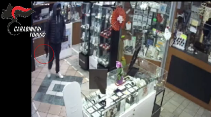 Facevano la bella vita con i proventi delle rapine: arrestati dai Carabinieri – IL VIDEO