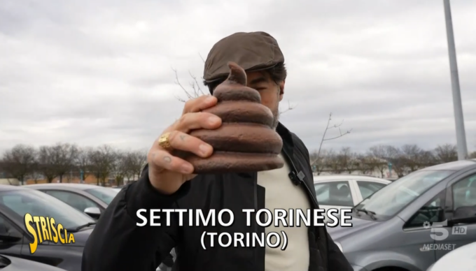 Striscia la Notizia a Settimo per castigare i furbetti dei parcheggi per disabili