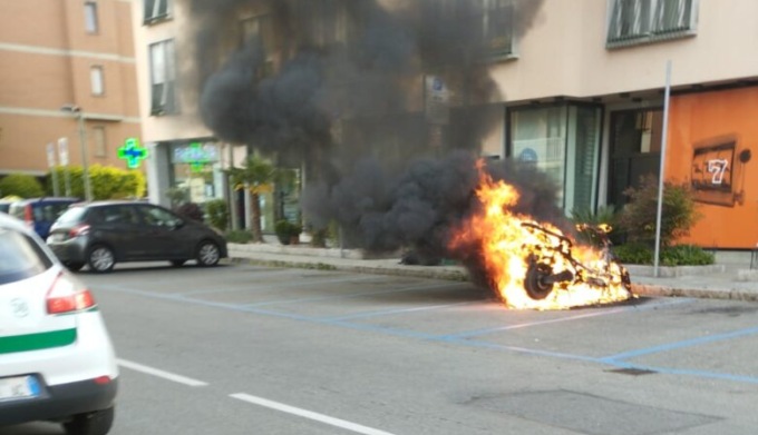 Scooter elettrico in fiamme in via Italia – FOTOGALLERY