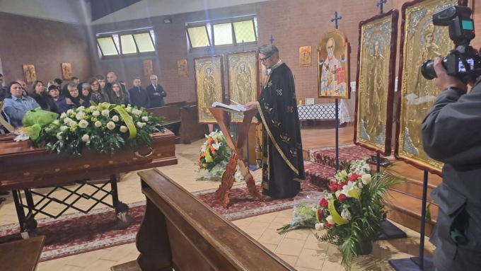 L’abbraccio di Settimo alla famiglia di Pavel, morto nella strage di Suviana