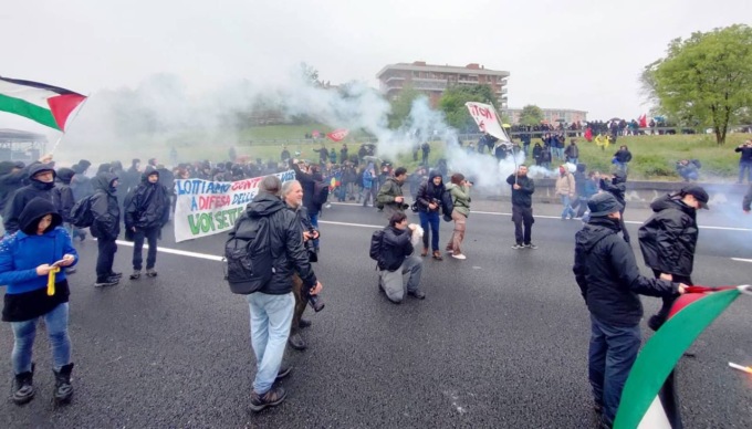 G7 a Venaria: i manifestanti hanno occupato la tangenziale