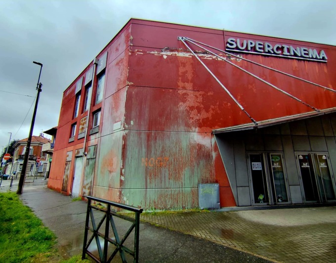 G7 a Venaria, imbrattato il Supercinema e si annunciano altre contestazioni