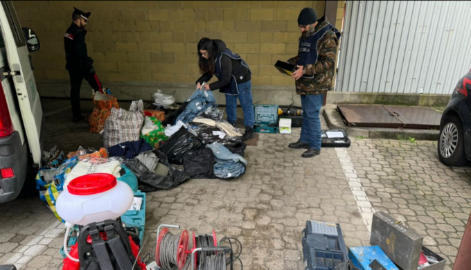 Trovati nel campo nomadi abbigliamento e materiale edile rubati per 50mila euro