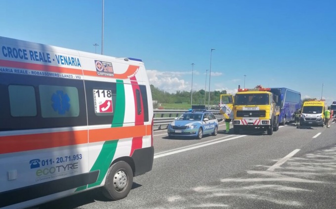 Scontro tra un tir e un bus sulla A4 a Settimo Torinese