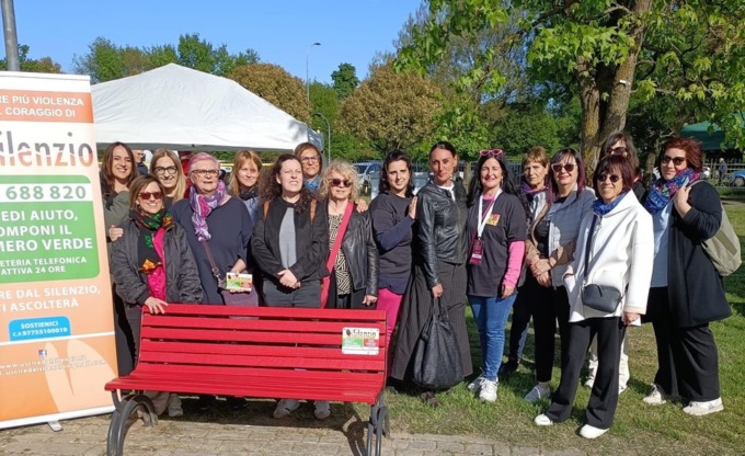 Panchine rosse: opera di restauro per ribadire il “no” alla violenza di genere