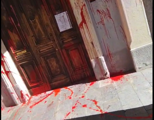 Nuovo raid a colpi di vernice: “Ridatemi mio figlio, non mi arrendo finché ho vita”