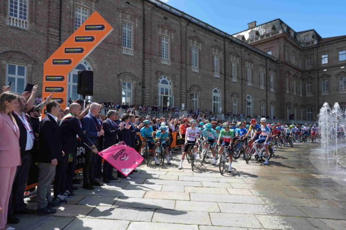 Giro d’Italia: “l’onda rosa” ha attraversato Venaria