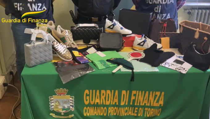 Scoperto un deposito di abiti di lusso contraffatti