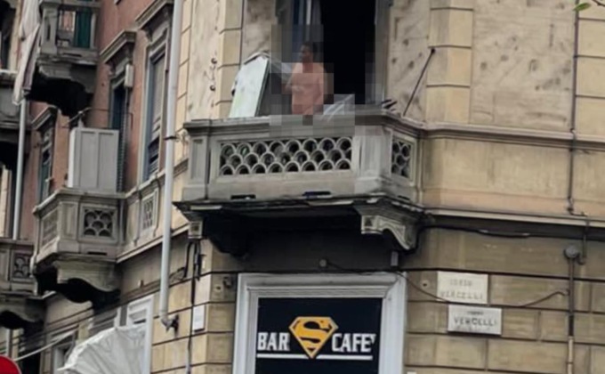 Uomo asserragliato in casa: minaccia un barista con un’arma giocattolo