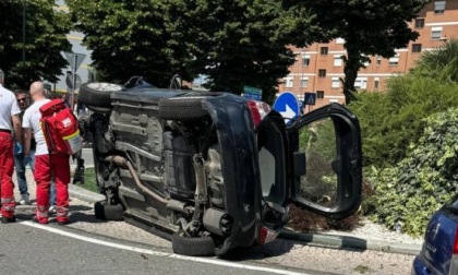 Settimo: perde il controllo dell'auto e finisce nella rotonda