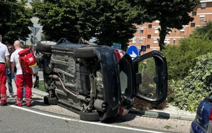 Settimo: perde il controllo dell’auto e finisce nella rotonda