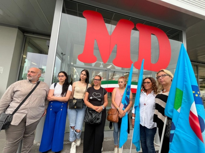 Brandizzo, bagno vietato alle cassiere: “Avete rotto, fatevela addosso”