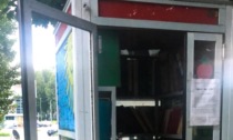 San Mauro: distrutti i vetri della "cabina-libreria"