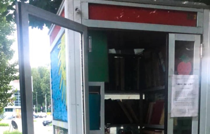 San Mauro: distrutti i vetri della “cabina-libreria”