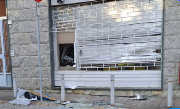 Boato nel cuore della notte: fanno saltare il Postamat di via Ferrarese