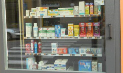 Spacca il distributore di una farmacia per rubare dei medicinali