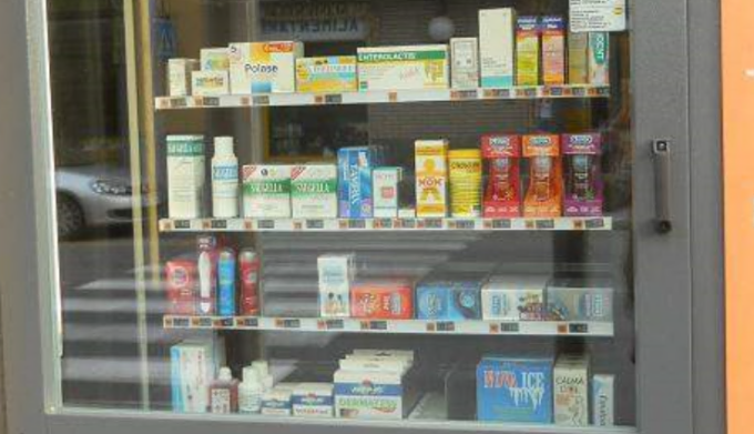 Spacca il distributore di una farmacia per rubare dei medicinali