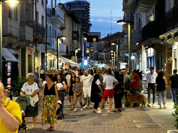 Anche a Settimo si alza il sipario sui saldi: sabato sera negozi aperti