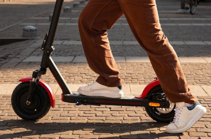 Settimo: svaligiano un camper e scappano in bici e monopattino