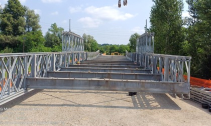 A Venaria è in corso il montaggio del ponte provvisorio sul Ceronda