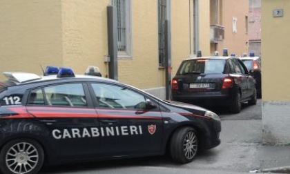 Ubriaco, entra nel bar e molesta i clienti: arrestato