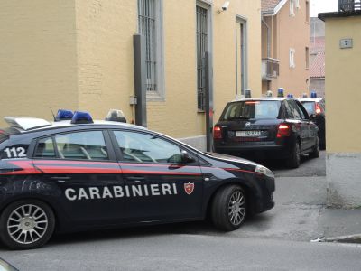 Ubriaco, entra nel bar e molesta i clienti: arrestato
