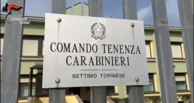 Settimo Torinese, rubati due borsoni pieni di capi firmati: denunciata una donna