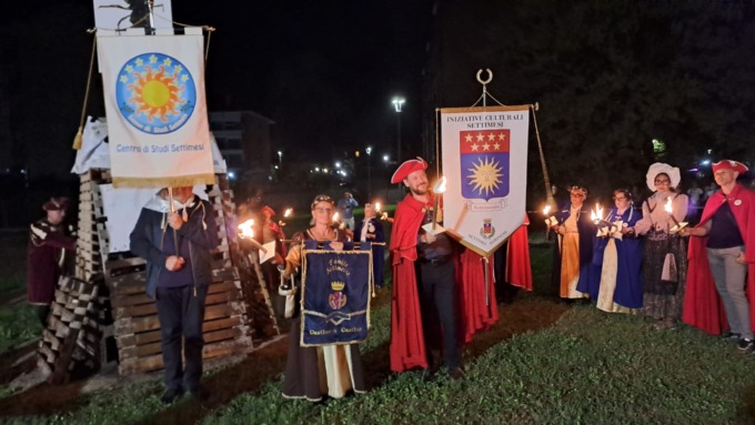 Settimo: la patronale 2024 si chiude col Falò del gambero (che annuncia un anno funesto)