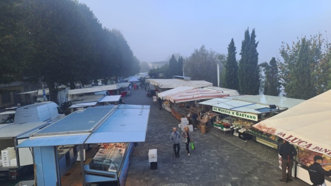 Il mercato torna in piazza Europa dopo il restyling – VIDEO