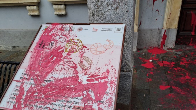 «Daspo» per la mamma della «vernice rossa»