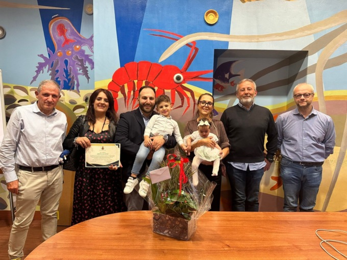 Greta è nata in casa, l’Amministrazione consegna una targa