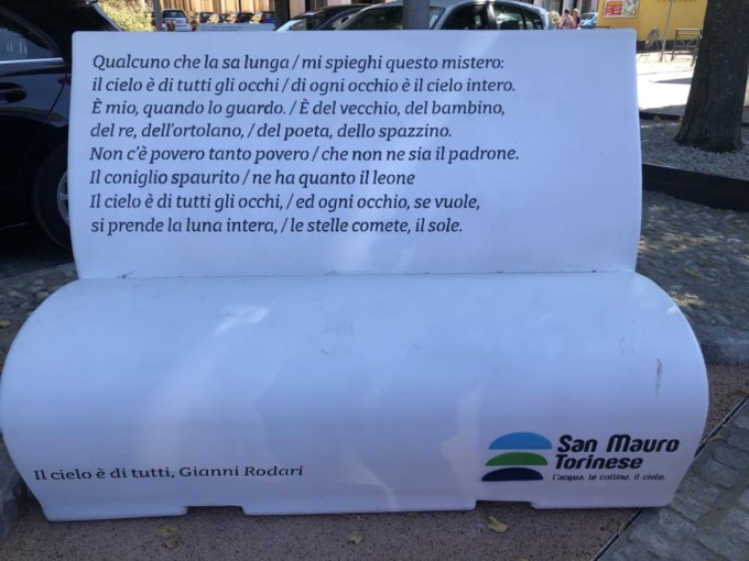 San Mauro: le panchine poetiche di piazza Europa fanno discutere