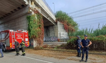 Settimo: furgone finisce sui binari, disagi alla circolazione e treni in ritardo