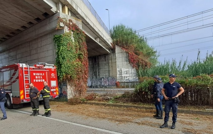 Settimo: furgone finisce sui binari, disagi alla circolazione e treni in ritardo