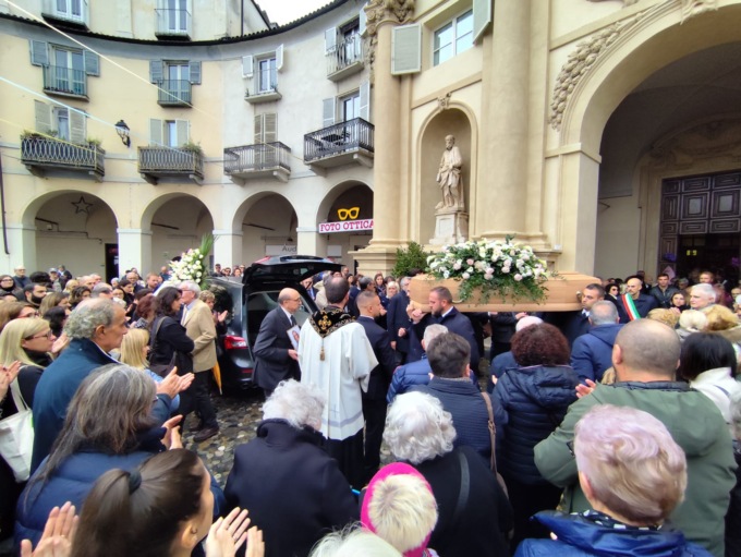 A Venaria folla per l’ultimo saluto a Giulia, la surfista morta trafitta da un pesce