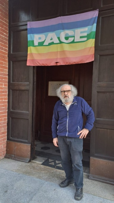 Bandiere della pace rubate in chiesa a Mezzi Po: la denuncia del parroco