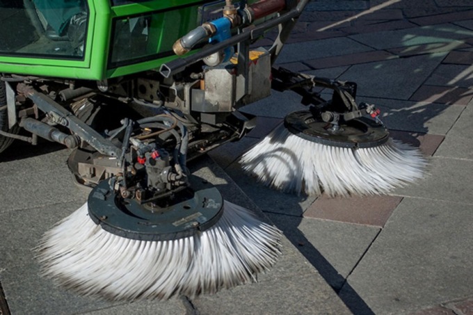 Occhio ai divieti: al mattino i mezzi per pulire le strade