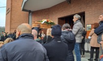 L'ultimo saluto di San Mauro a Sergio Brogiato, una folla commossa ai funerali