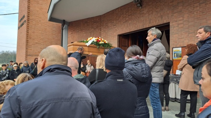 L’ultimo saluto di San Mauro a Sergio Brogiato, una folla commossa ai funerali